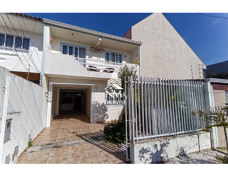 Sobrado com 4 Quartos à Venda no Centro de Pinhais