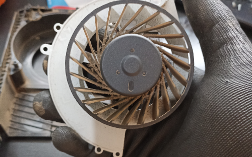 Limpeza preventiva + Troca de pasta térmica Playstation 4