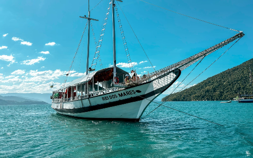 Ilha Anchieta e 7 Fontes (Escuna).