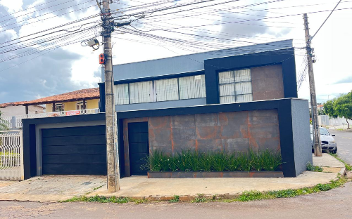 Luxuosa casa tipo sobrado no Residencial Santos Dumont