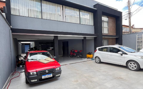 Luxuosa casa tipo sobrado no Residencial Santos Dumont