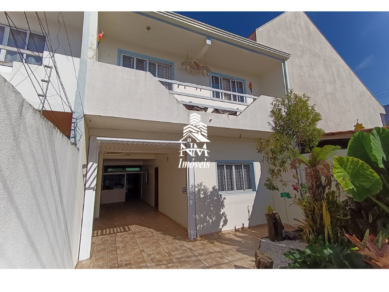 Sobrado com 4 Quartos à Venda no Centro de Pinhais