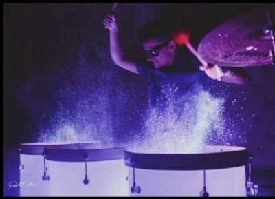 Tambores de led e violinos