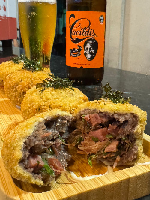 Bolinho de FEIJOADA.