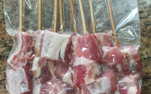 Espetinho de costela suína macerada