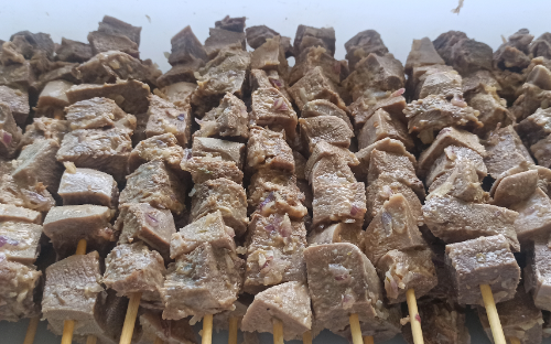 Espetinho de língua bovina