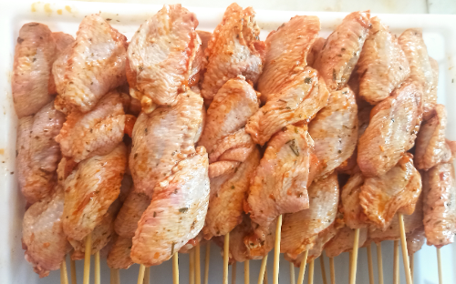 Espetinho de tulipa de frango. (Meio da asa)