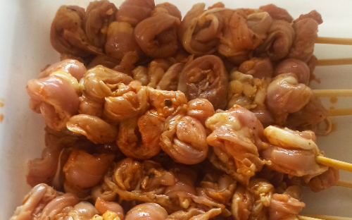 Espetinho de filé de pescoço de frango
