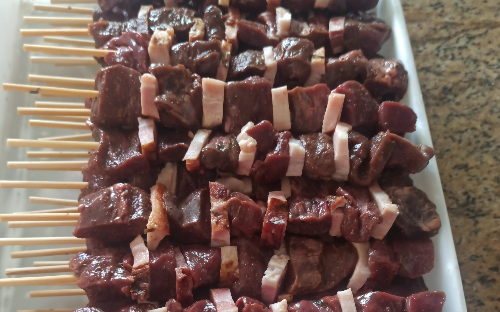 Espetinho de coração bovino com bacon.