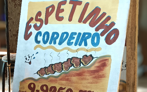CAVALETE EM TNT DE MADEIRA