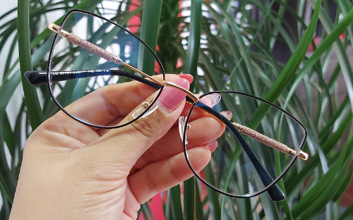 Armação de metal com Brilho