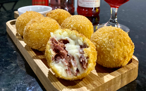 Bolinho de carne seca com catupiry