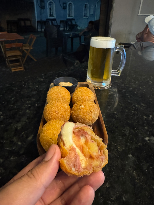 Bolinho de carne seca com aipim e queijo.