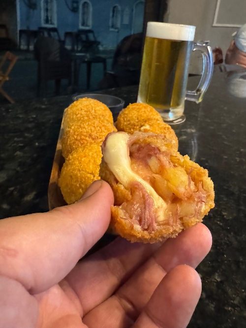 Bolinho de carne seca com aipim e queijo.