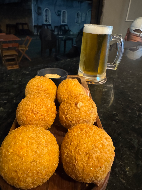 Bolinho de carne seca com aipim e queijo.