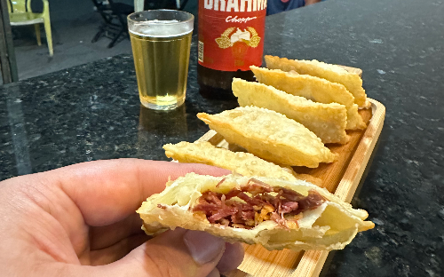 Pastelzinho de carne seca com queijo e alho!