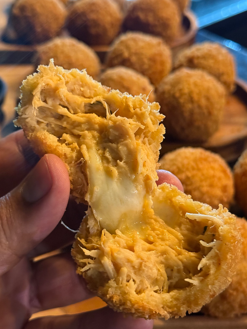 BOLINHO DE FRANGO COM CATUPIRY