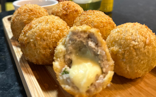 Bolinho de costelinha suína com queijo!