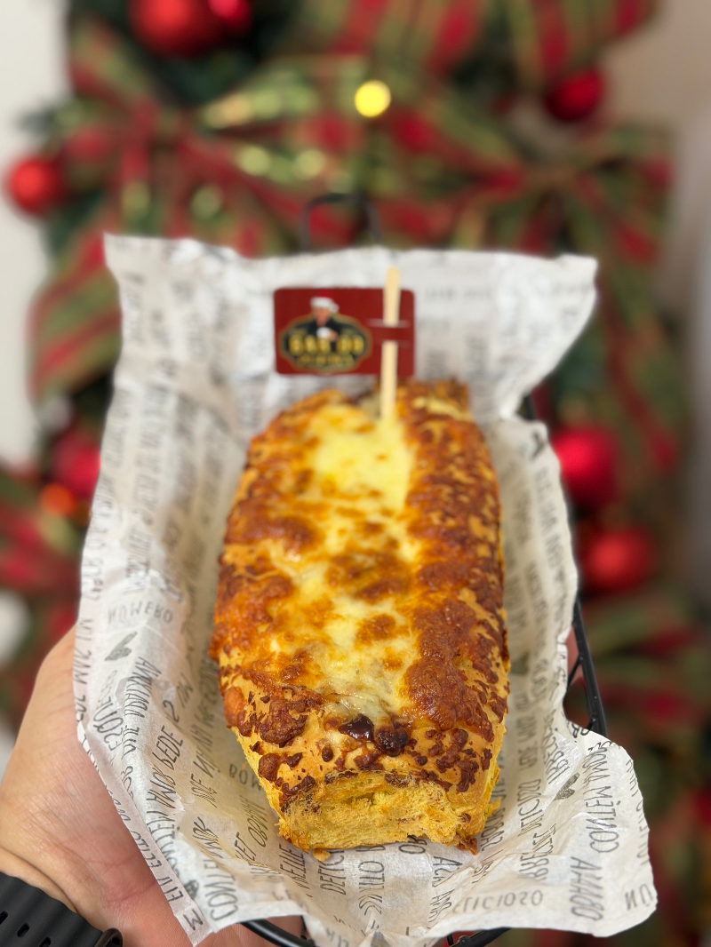 PÃO DE ALHO COM PERNIL SUÍNO DESFIADO.