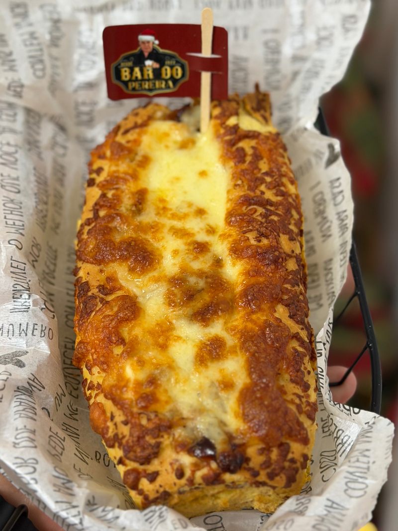 PÃO DE ALHO COM PERNIL SUÍNO DESFIADO.